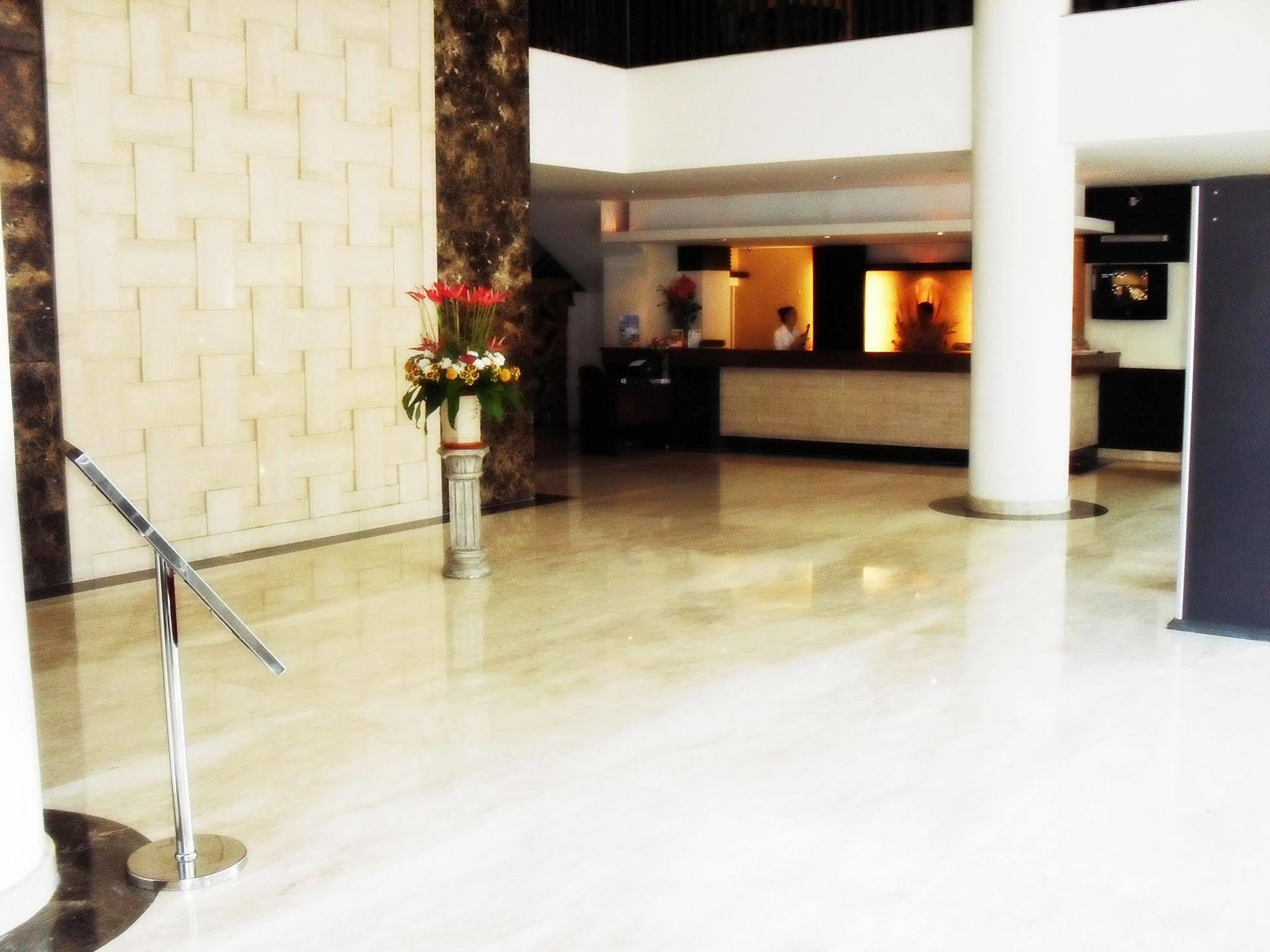 Hotel Gran Central Манадо Екстериор снимка